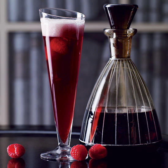 So bereiten Sie einen Red Velvet Cocktail zu