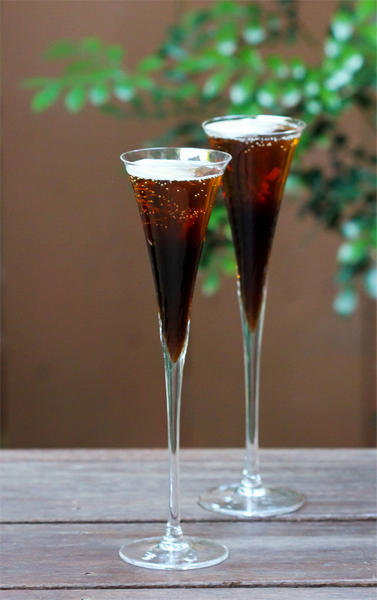 Wie man einen Black Velvet Cocktail zubereitet