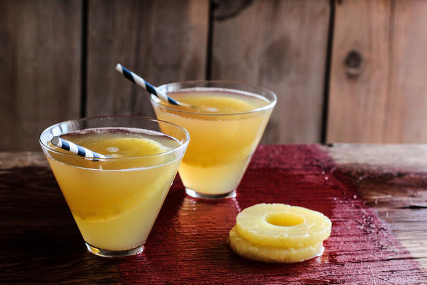 So bereiten Sie einen prickelnden tropischen Mocktail zu