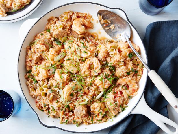 Wie man Jambalaya mit Reis und Garnelen zubereitet
