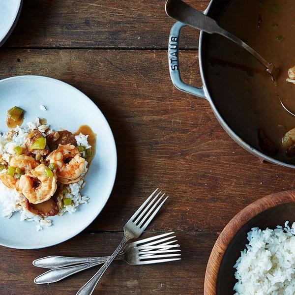 Wie man Louisiana-Gumbo mit Garnelen und Wurst zubereitet