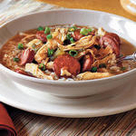 Gumbo mit Hühnchen und scharfen Würstchen