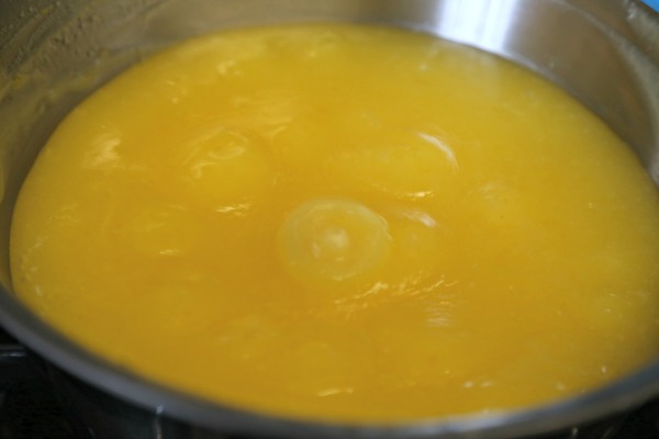 Vermischen Sie den Eischnee mit der Butter und bringen Sie die Mischung zum Kochen.