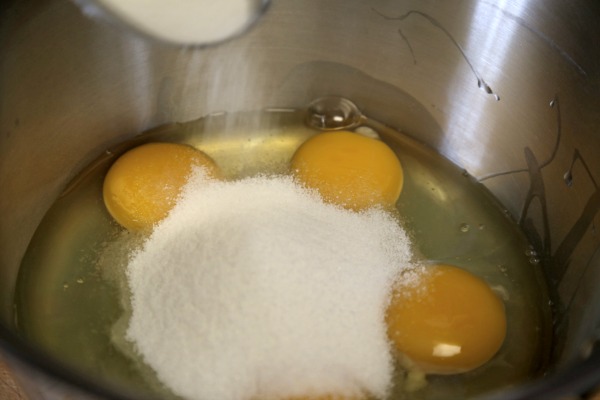 Eier mit Zucker schaumig schlagen.