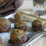 Mit Olivenpaste gefüllte Champignons Tapenade