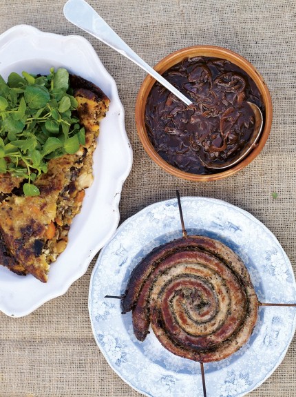 Come preparare il Bubble and Squeak di Jamie Oliver: un soffritto di cavolo e patate con salsicce e salsa di cipolle.