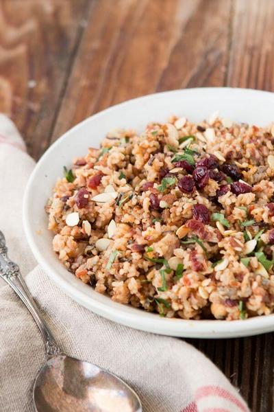Wie man Wildreis mit Cranberries und Orangen zubereitet