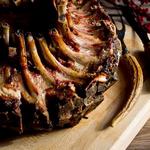 Schweinelendenkrone mit Zuckerguss und Bratensoße