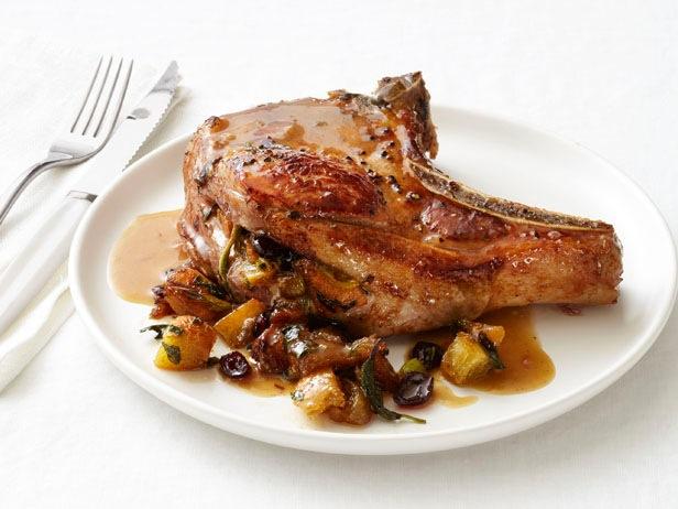 Zubereitung - Schweinelende mit Knochen, gefüllt mit Preiselbeeren und Brot