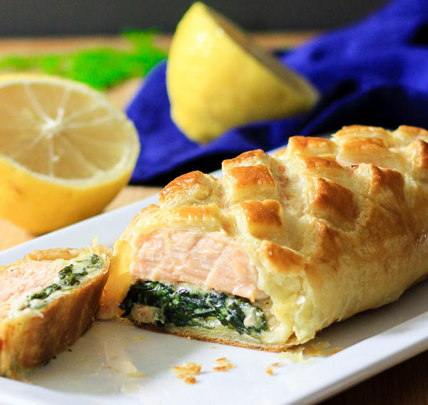 Wie man Lachs Wellington mit Pilzen und Spinat zubereitet