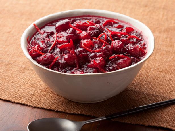 Wie man Cranberry-Zimt-Sauce zubereitet