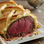 Beef Wellington mit Schinken und italienischer Pestosauce aus sonnengetrockneten Tomaten
