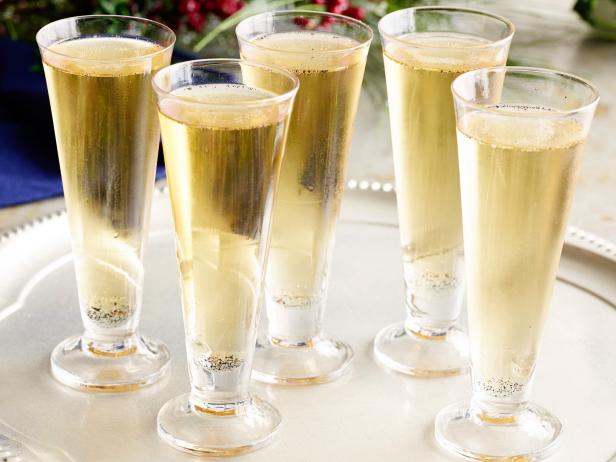 Wie man einen Whiskey-Champagner-Cocktail zubereitet