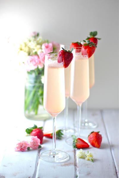 Wie man Champagner mit Fleur de Champagne-Likör herstellt