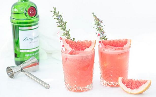 Wie man einen Gin Fizz mit Champagner zubereitet
