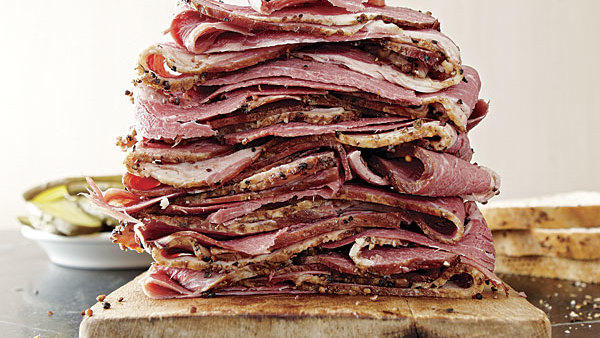 Wie man Rindfleischpastrami zu Hause zubereitet