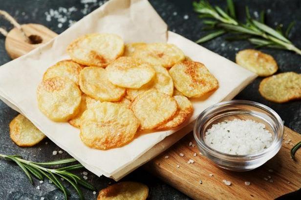 Wie man Kartoffelchips im Ofen ohne Öl zubereitet