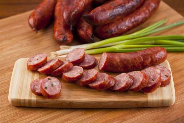 Wie man hausgemachte Andouille-Schweinswurst zubereitet
