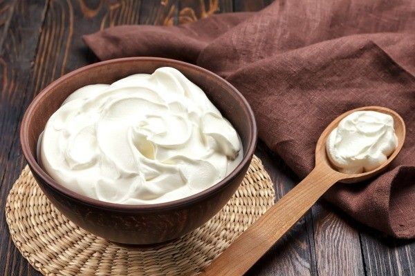 Kuinka tehdä kotitekoista crème fraîchea (smetanaa)