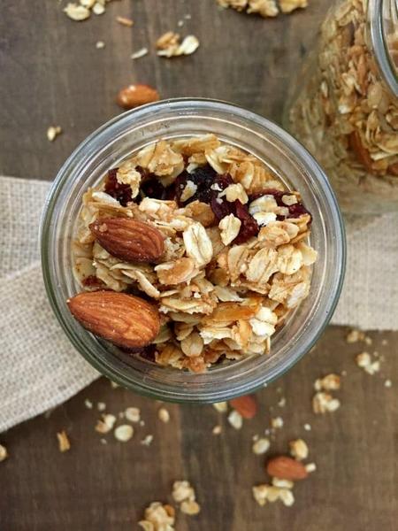 Rezept für selbstgemachtes Granola mit Kokosnuss und Trockenfrüchten