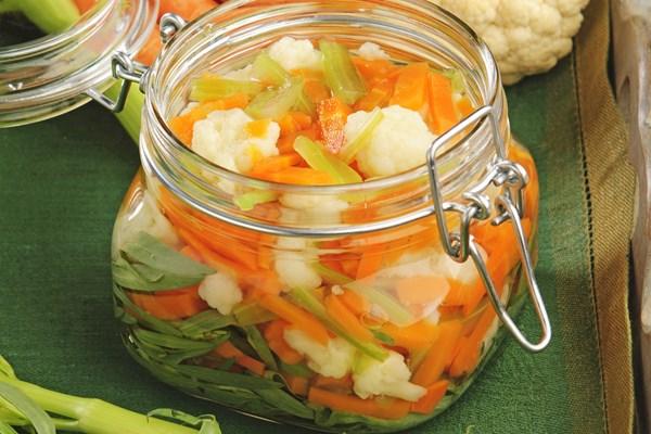 Rezept für hausgemachte „Gardiniera“ – mariniertes Gemüse in Öl