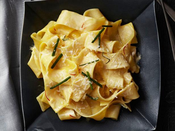 So bereiten Sie Safran-Pappardelle für ein Candlelight-Dinner zu