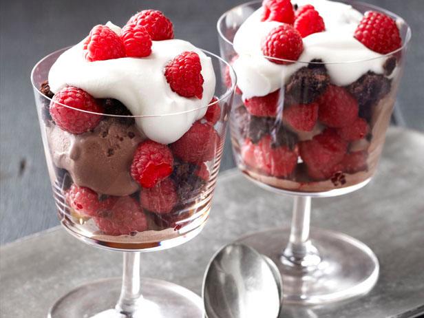 Wie man Himbeerparfait zum Valentinstag zubereitet