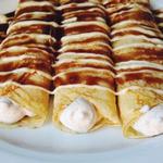 Pfannkuchen mit Hüttenkäsefüllung und Zimt-Rum-Sauce