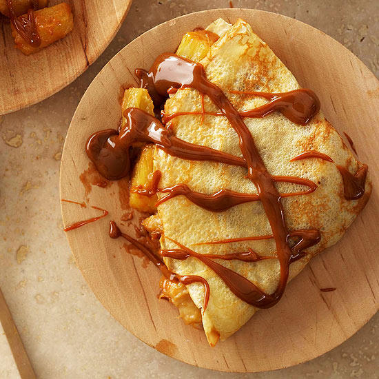 Wie man einen Bananen-Quark-Pfannkuchen mit Kondensmilch zubereitet