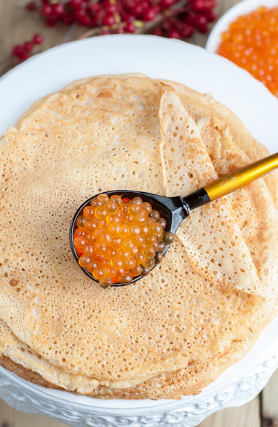 Wie man Pfannkuchen mit Milch zubereitet