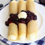 Pfannkuchen mit Vanillesauce und Blaubeeren