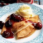 Kirschgefüllte Pfannkuchen mit Brandy