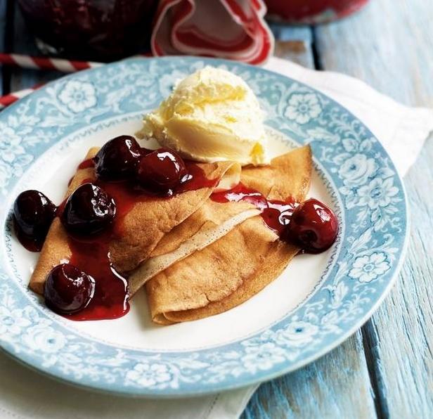 Rezept für mit Kirschen gefüllte Pfannkuchen mit Brandy