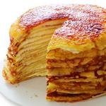 Süßer Pfannkuchenkuchen mit Frischkäseglasur