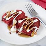 Herzförmige Pfannkuchen aus rotem Samt