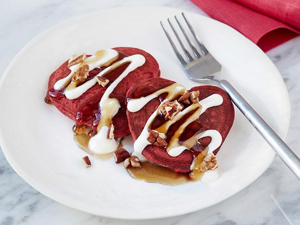 Herzförmige Pfannkuchen aus rotem Samt