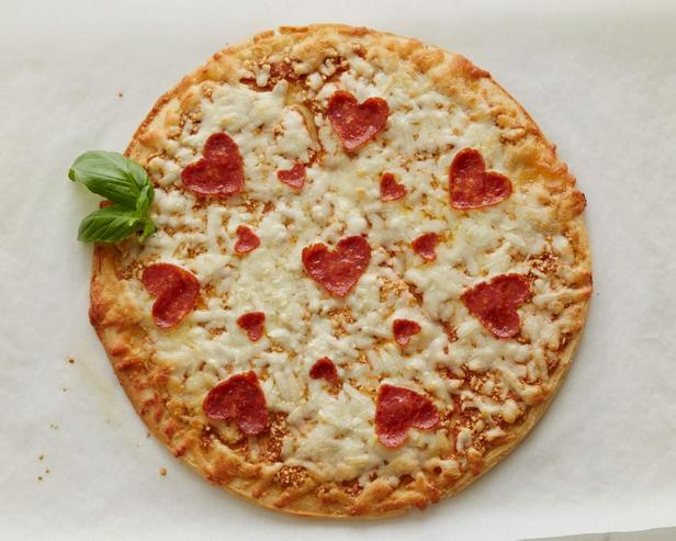 Pizza mit Peperoniherzen