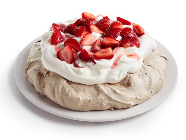 Rezept für Schokoladen-Baiser-Pavlova-Torte mit Erdbeeren und Sahne