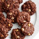 Schokoladenkekse mit Haselnüssen und weißen Schokoladenstückchen