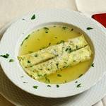 حساء الفطائر الإيطالي "scrippelle in brodo"