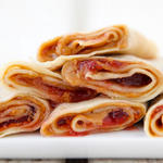 Ungarische Palacinta-Pfannkuchen mit Marmelade und Erdnussbutter