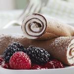 Pfannkuchen mit Orangencremefüllung und Beeren