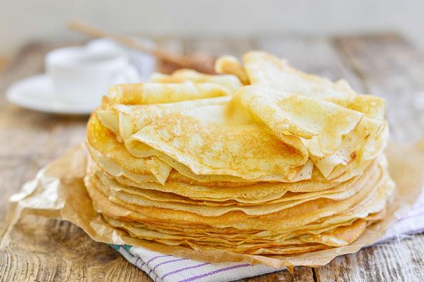 Wie man kocht – Wie man Pfannkuchen mit Milch zubereitet