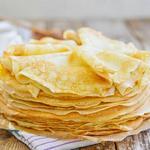 Wie man Pfannkuchen mit Milch zubereitet
