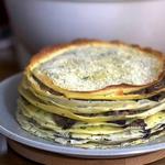 Pfannkuchenkuchen mit Käse und Pilzen