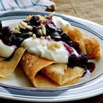 Blaubeerpfannkuchen mit Rhabarbersauce