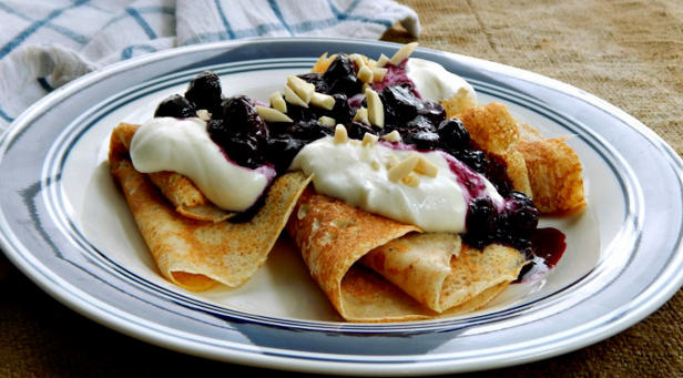 Rezept für Blaubeerpfannkuchen mit Rhabarbersauce