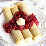 Pfannkuchen mit Frischkäse und Preiselbeermarmelade