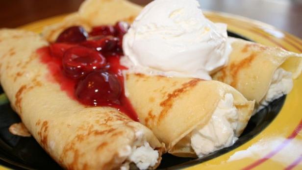 Rezept für Pfannkuchen mit Mascarpone, Schokoladen- und Kirschsauce