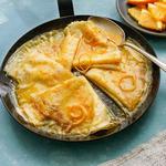 Crêpes Suzette mit cremiger Orangensauce und Schokolade